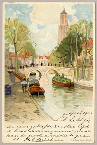 4704 Gezicht op de Oudegracht te Utrecht met in het midden de Gaardbrug en op de achtergrond de Domtoren.
